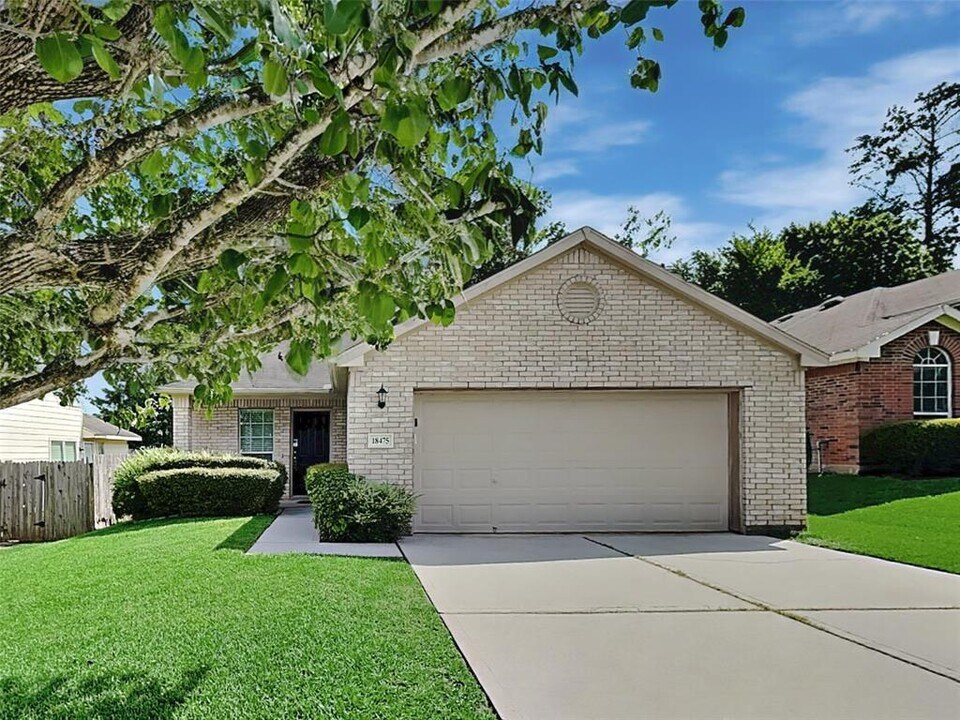 18475 Sunrise Pines Dr in Montgomery, TX - Building Photo