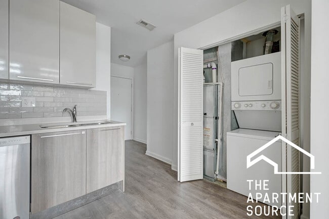 932 W Dakin St, Unit 201 in Chicago, IL - Foto de edificio - Building Photo