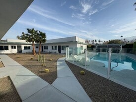 700 N Riverside Dr in Palm Springs, CA - Building Photo