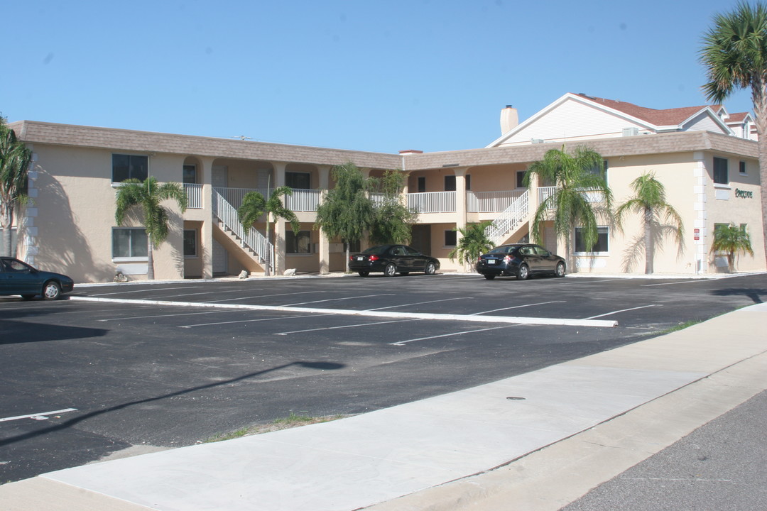 9060 Blind Pass Rd in St Pete Beach, FL - Building Photo