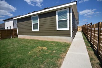 275 Bugbee in Kyle, TX - Building Photo - Building Photo