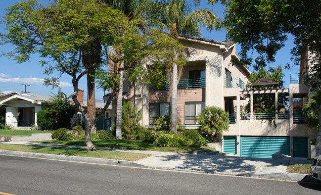 416 N Isabel St in Glendale, CA - Foto de edificio - Building Photo