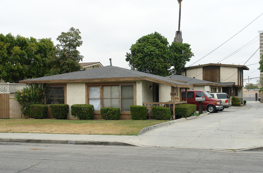 1916 Wallace Ave in Costa Mesa, CA - Building Photo