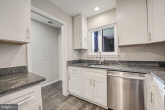 2815 Lee Oaks Ct in Falls Church, VA - Building Photo - Building Photo