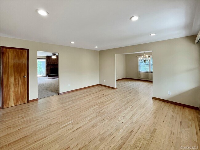 43 Elm Ave in Glen Cove, NY - Building Photo - Building Photo