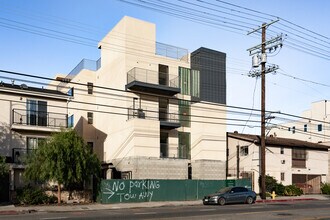 5233 Cahuenga Blvd in North Hollywood, CA - Building Photo - Building Photo