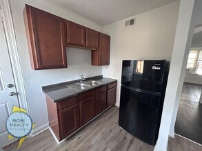 2004 W Jarvis Ave in Chicago, IL - Building Photo - Building Photo