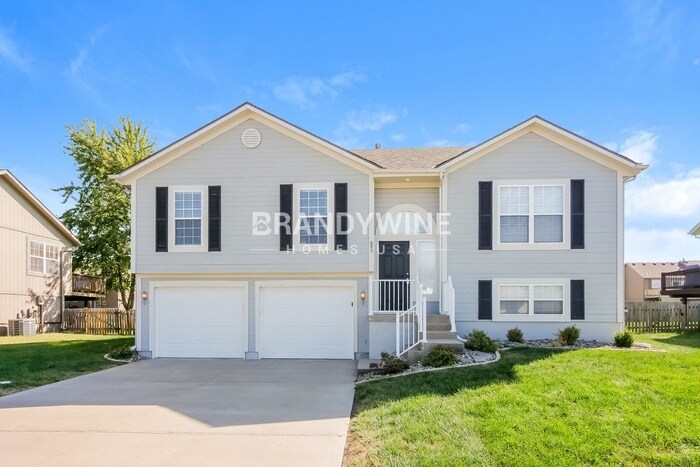 809 Canter St in Raymore, MO - Building Photo