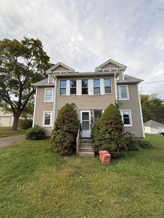 818 Burbank Ave in Suffield, CT - Building Photo