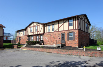 Crosscreek Apartments and Townhomes in Columbus, OH - Building Photo - Building Photo