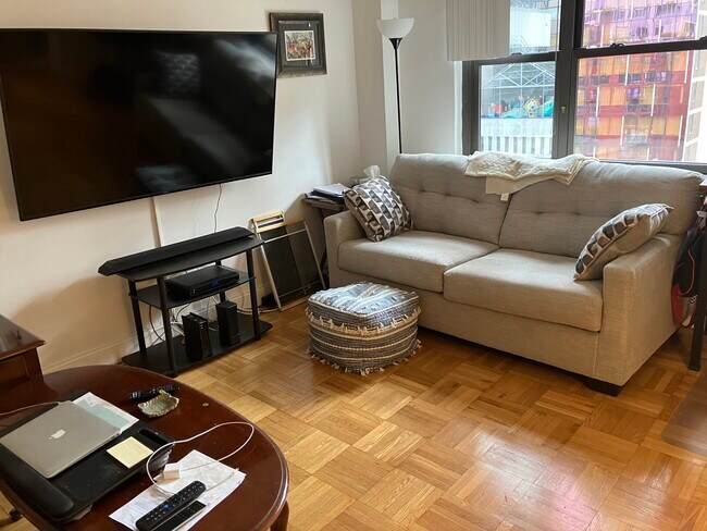 135 E 54th St, Unit Apt #16F in New York, NY - Foto de edificio - Building Photo