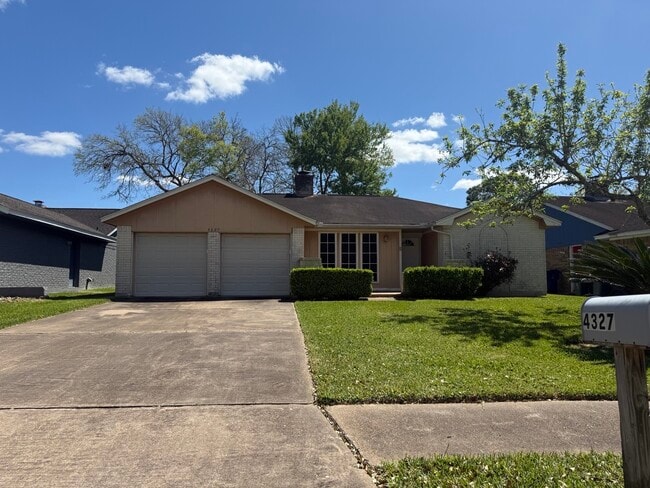 4327 Townes Forest Rd in Friendswood, TX - Building Photo - Building Photo