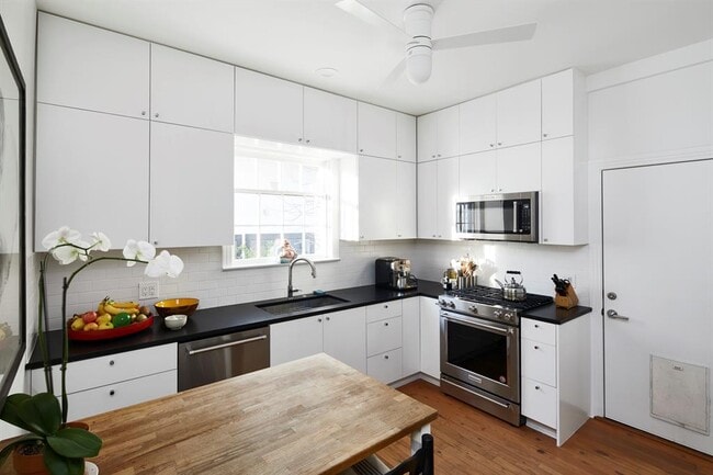 property at 902 W Mary St