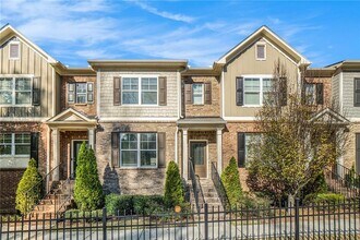 229 Aventine Ln in Smyrna, GA - Foto de edificio - Building Photo