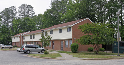 Oyster Point Apartments in Newport News, VA - Building Photo - Building Photo