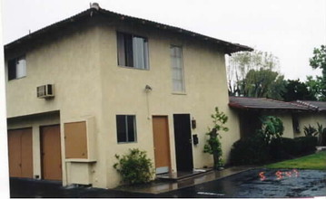 425 W Rosewood Ave in Orange, CA - Foto de edificio - Building Photo