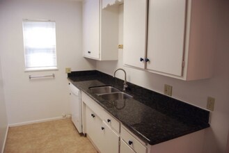6694 Sabado Tarde Rd, Unit B in Goleta, CA - Foto de edificio - Building Photo