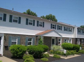 Colonial Club in Canton, OH - Building Photo