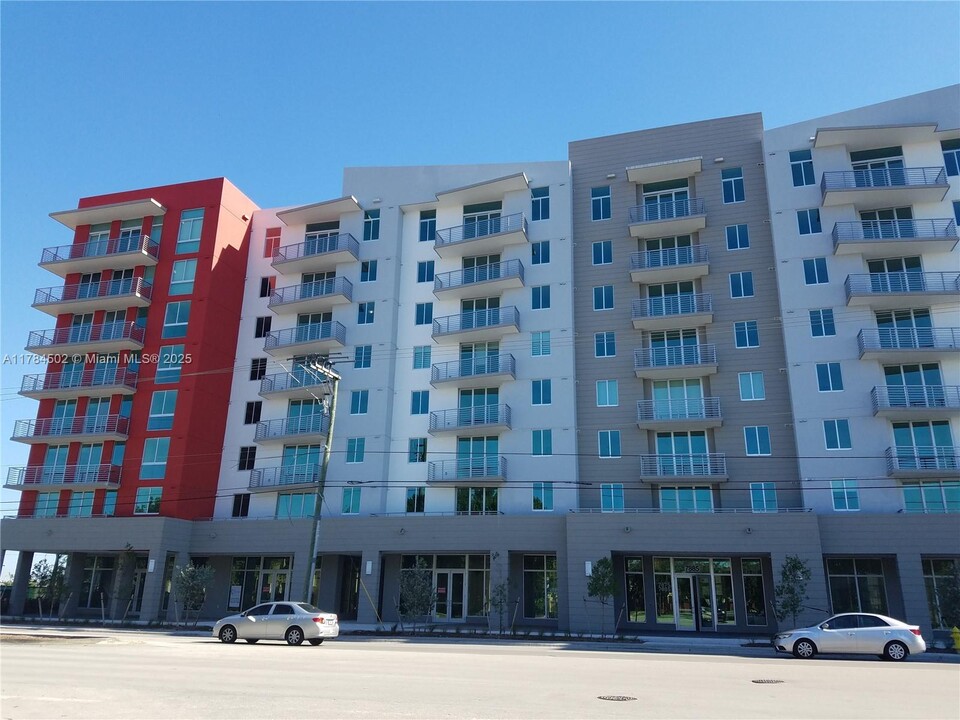 7875 NW 107th Ave in Doral, FL - Building Photo
