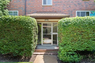 38 Bryon Rd, Unit 4 in Chestnut Hill, MA - Building Photo - Building Photo