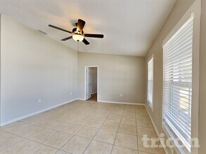 7029 Symmes Rd in Gibsonton, FL - Foto de edificio - Building Photo