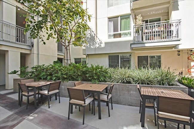 12655 Bluff Creek Dr in Los Angeles, CA - Foto de edificio - Building Photo