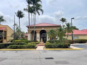 18310 NW 68th Ave, Unit D in Hialeah, FL - Building Photo - Building Photo
