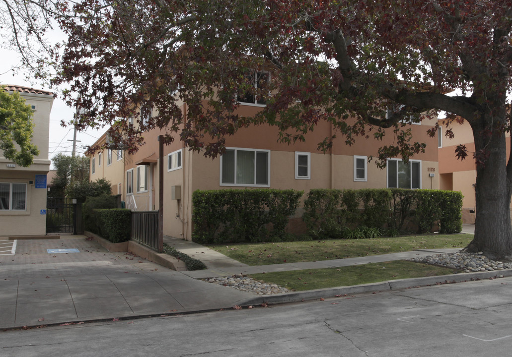 1129 Rhinette Ave in Burlingame, CA - Foto de edificio