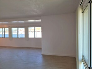 623 S Grevillea Ave, Unit 5 in Inglewood, CA - Building Photo - Building Photo