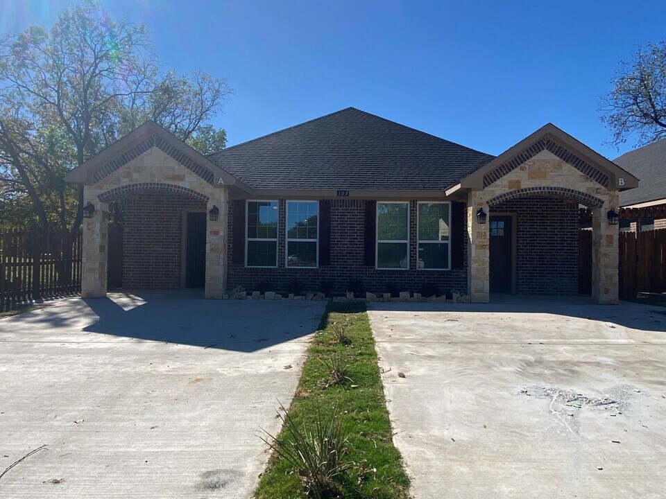 105 Sabine Ave-Unit -105 Sabine Ave. #B in Cleburne, TX - Building Photo