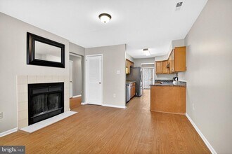 70 Hampshire Dr in Plainsboro, NJ - Building Photo - Building Photo