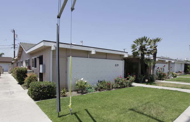 225 S Acacia Ave in Fullerton, CA - Building Photo - Building Photo