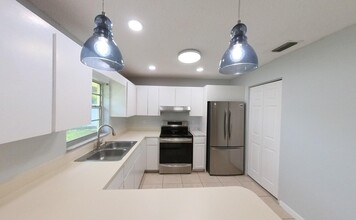 141 NE 17th Ct in Boynton Beach, FL - Building Photo - Building Photo