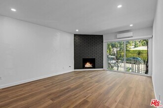 2447 Beachwood Dr in Los Angeles, CA - Building Photo - Building Photo