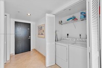 75 Collins Ave, Unit 2911 in Miami Beach, FL - Building Photo - Building Photo