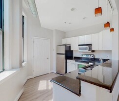 330 N Charles St in Baltimore, MD - Building Photo