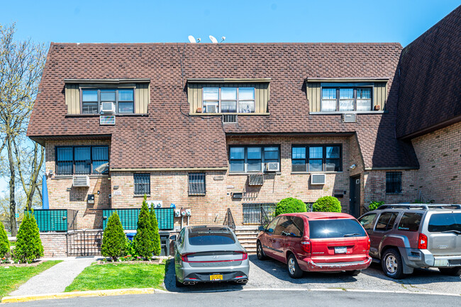 2343 White Oak Ct in East Elmhurst, NY - Foto de edificio - Building Photo