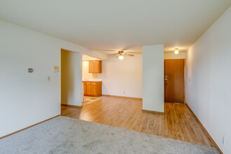 PENN ARMS APARTMENTS in Milwaukee, WI - Building Photo - Interior Photo