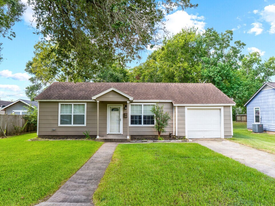 1710 Mary Ave in Bay City, TX - Building Photo