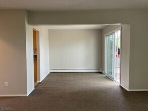 1 Lake Ave in East Brunswick, NJ - Building Photo - Building Photo