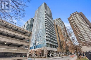 210 Simcoe St in Toronto, ON - Building Photo