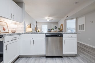 Hawk Ridge Apartments in Winston-Salem, NC - Foto de edificio - Building Photo