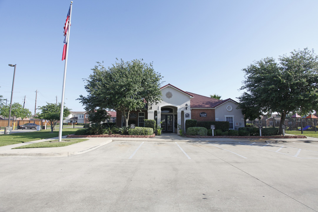 Reed Parque Townhomes in Houston, TX - Building Photo