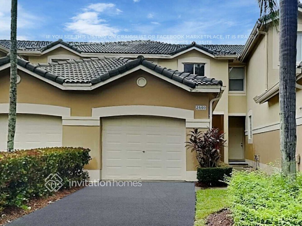 2440 Cordoba Bend in Weston, FL - Building Photo