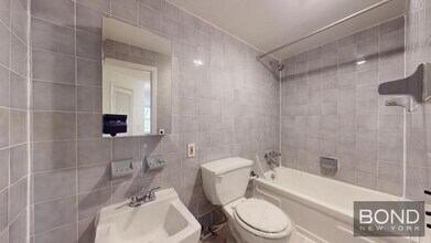 43 E 1st St in New York, NY - Building Photo - Building Photo