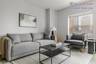 8 W Chestnut St in Chicago, IL - Building Photo