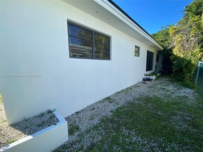 1101 Bay Dr in Miami Beach, FL - Building Photo - Building Photo