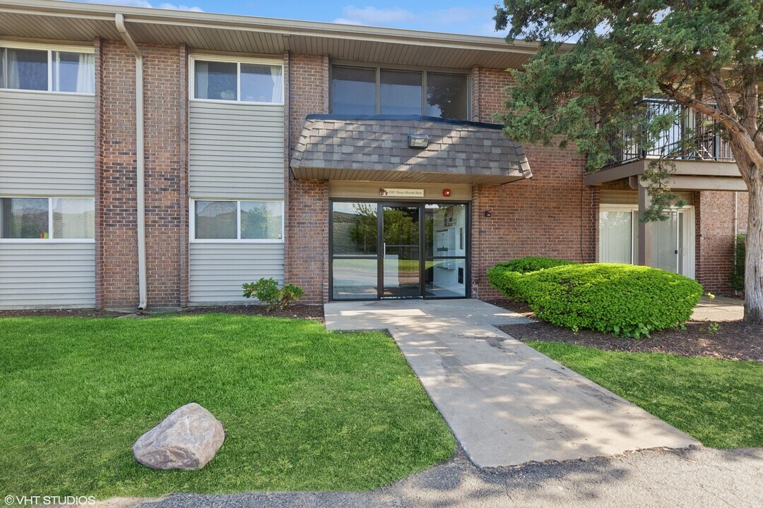 2301 Beau Monde Blvd in Lisle, IL - Building Photo
