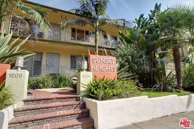 1204 N Crescent Heights Blvd in West Hollywood, CA - Building Photo - Building Photo