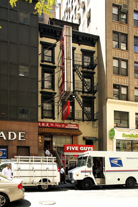 36 W 48th St in New York, NY - Building Photo